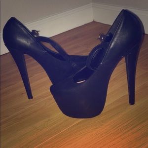 Black platform heels 🔥